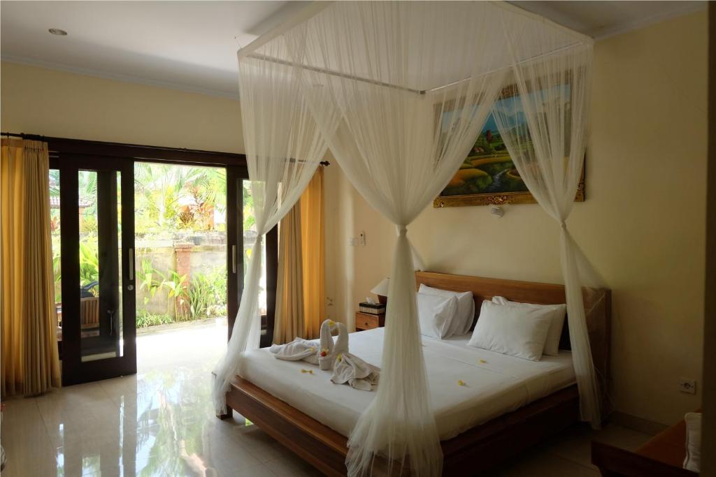 Postel nebo postele na pokoji v ubytování Eka Bali Guest House