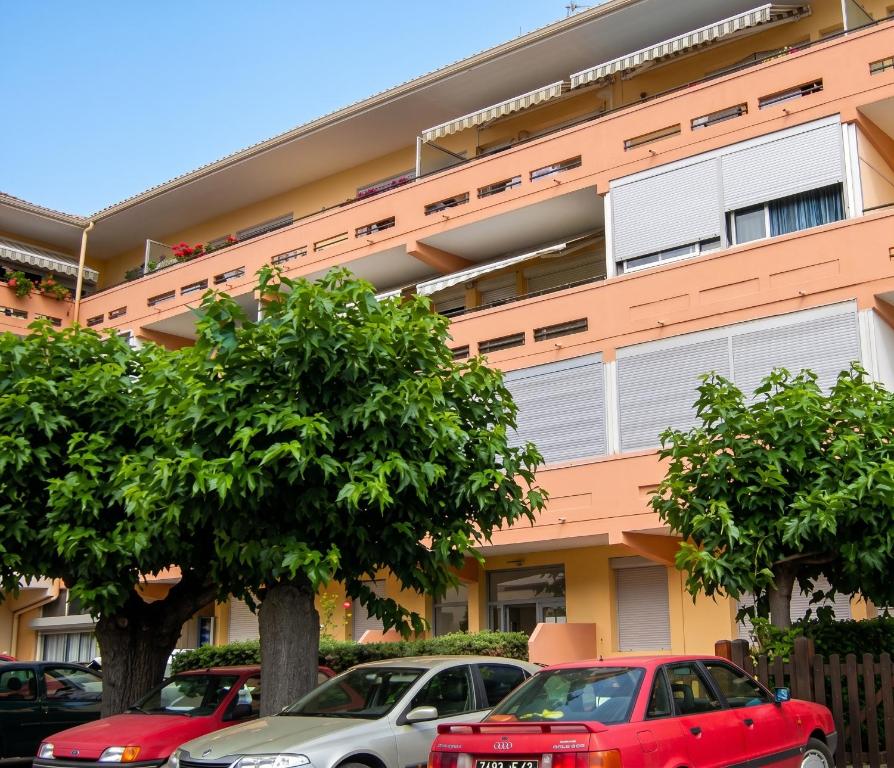 a building with cars parked in front of it at Studio confortable à Valras-Plage de 26 m² in Valras-Plage