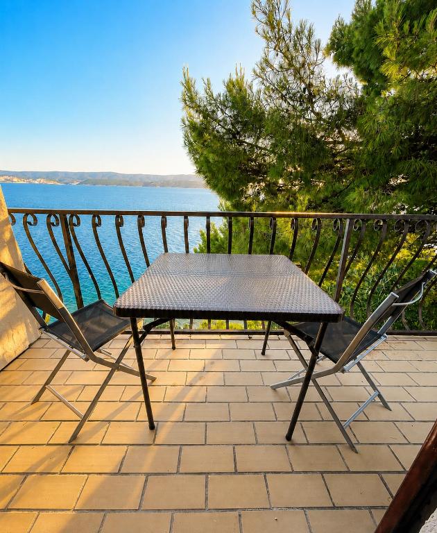 Beachfront Apartment with Stunning Sea Views - Renovated 2025