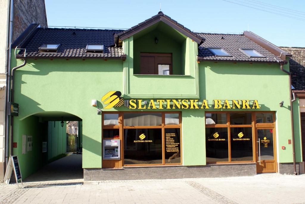 a green building with a sign that reads shattenka bakery at Prenočište M & S in Valpovo