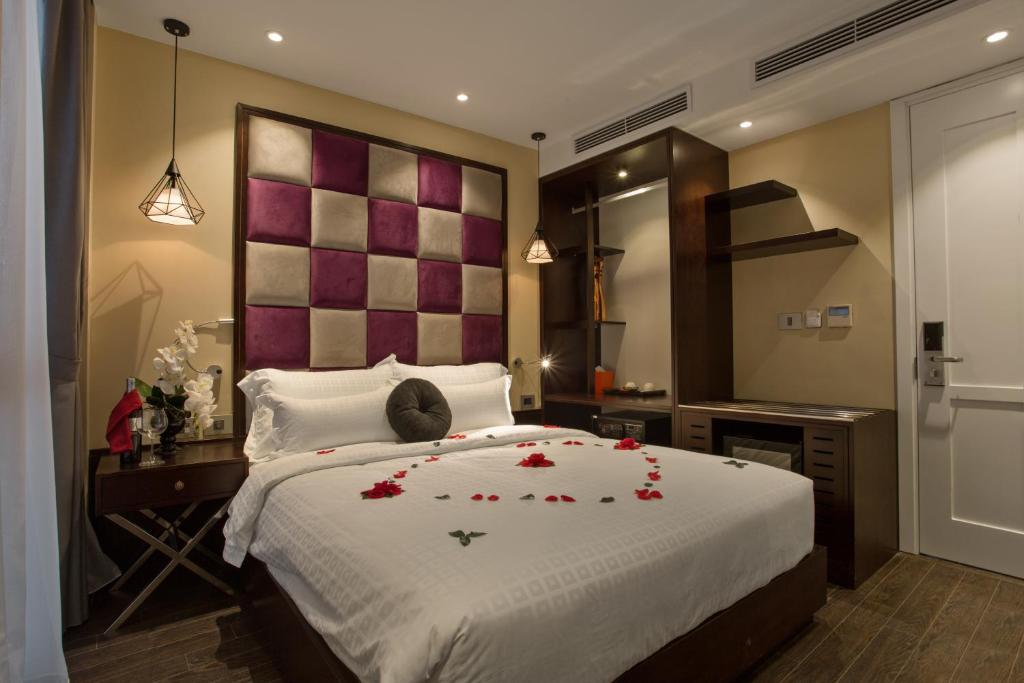 Postel nebo postele na pokoji v ubytování Hanoi La Storia Hotel