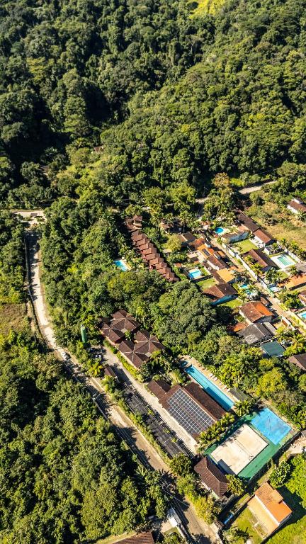 an overhead view of a village with houses and trees at Pousada Portal do Cacau-Petfriendly in Camburi