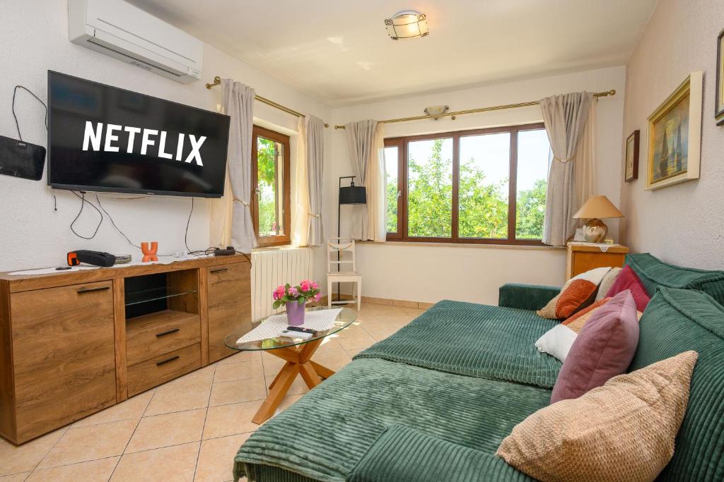 Apartment with king bed and free parking, 200m from sea