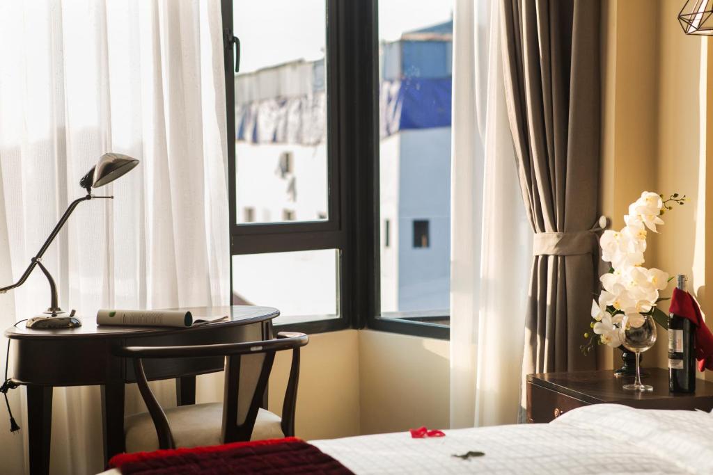 Postel nebo postele na pokoji v ubytování Hanoi La Storia Hotel