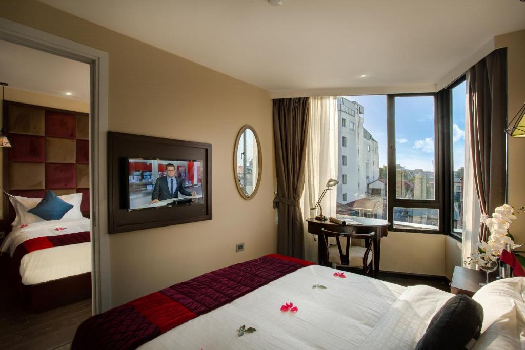 Postel nebo postele na pokoji v ubytování Hanoi La Storia Hotel
