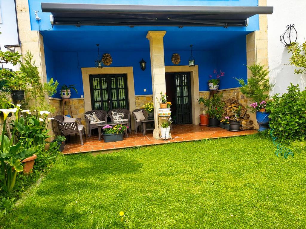 a blue house with a lawn in front of it at La Mío Quintana in Corao