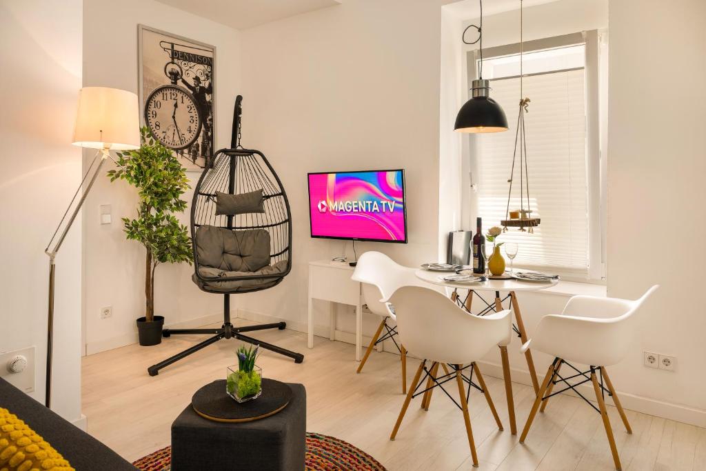 a living room with a table and white chairs at Mola Apartments- Trendiges Apartment in der City-Nähe Dortmund-Terrasse-3 Gäste-WLAN in Herdecke