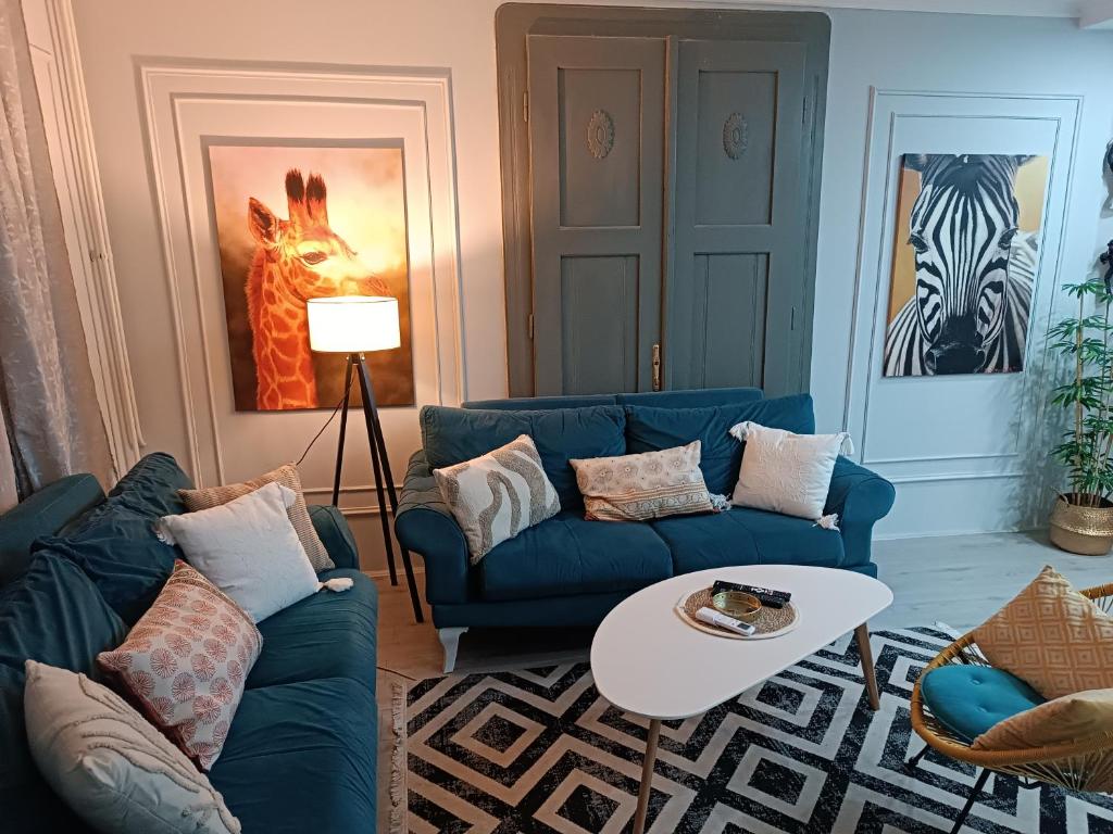 ein Wohnzimmer mit einem blauen Sofa und einem Tisch in der Unterkunft Petruccio in Zrenjanin