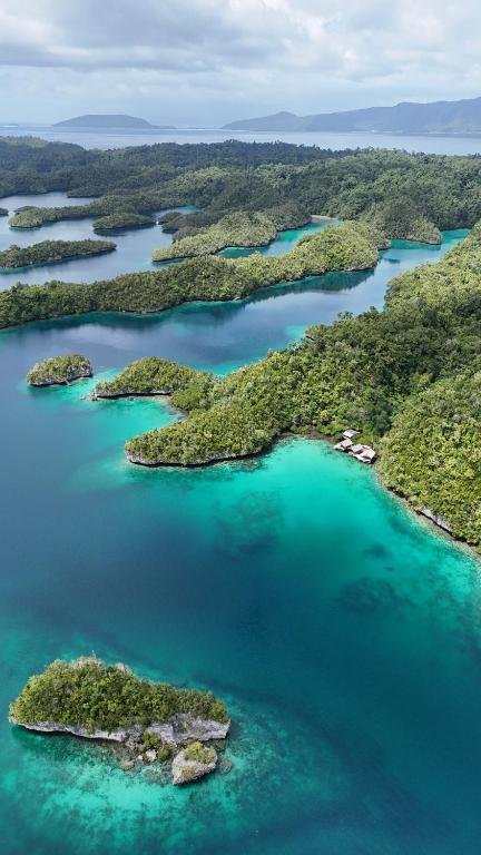 an aerial view of a group of islands in the water at BRIGHT Guest Hause in Besir