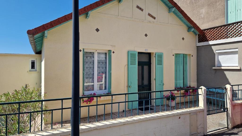 a house with a balcony with a fence at Gîte à 15km PUY duFOU 5pers 3chambres in Pouzauges