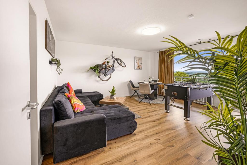 a living room with a couch and a table at MOLA Apartments - Panoramablick, Balkon, 5 Pers, Bahnhofsnähe, Parkplatz in Herdecke