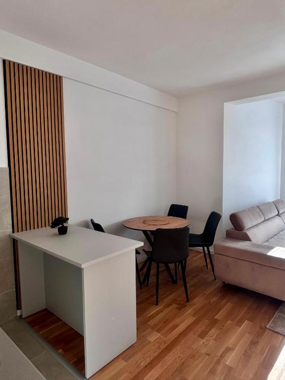 a living room with a table and a couch at Apartman ART Foca in Foča