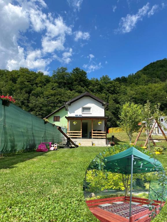a view of a yard with a house at Apartman Elma in Jajce