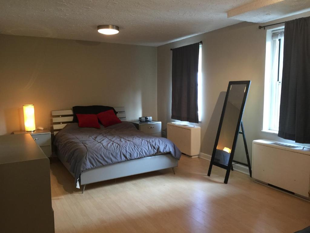 1 dormitorio con cama y espejo. en Downtown Big 1 Bedroom #20I, en Atlanta