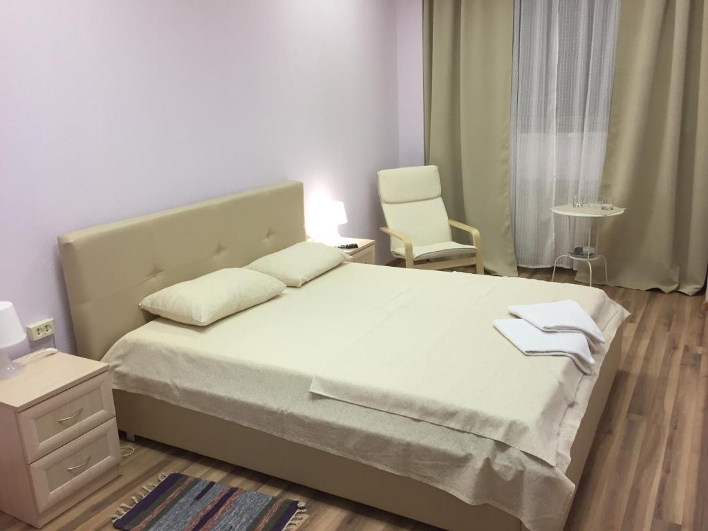 モスクワにあるОтель На Щелковскойのベッドルーム(白いベッド1台、椅子付)