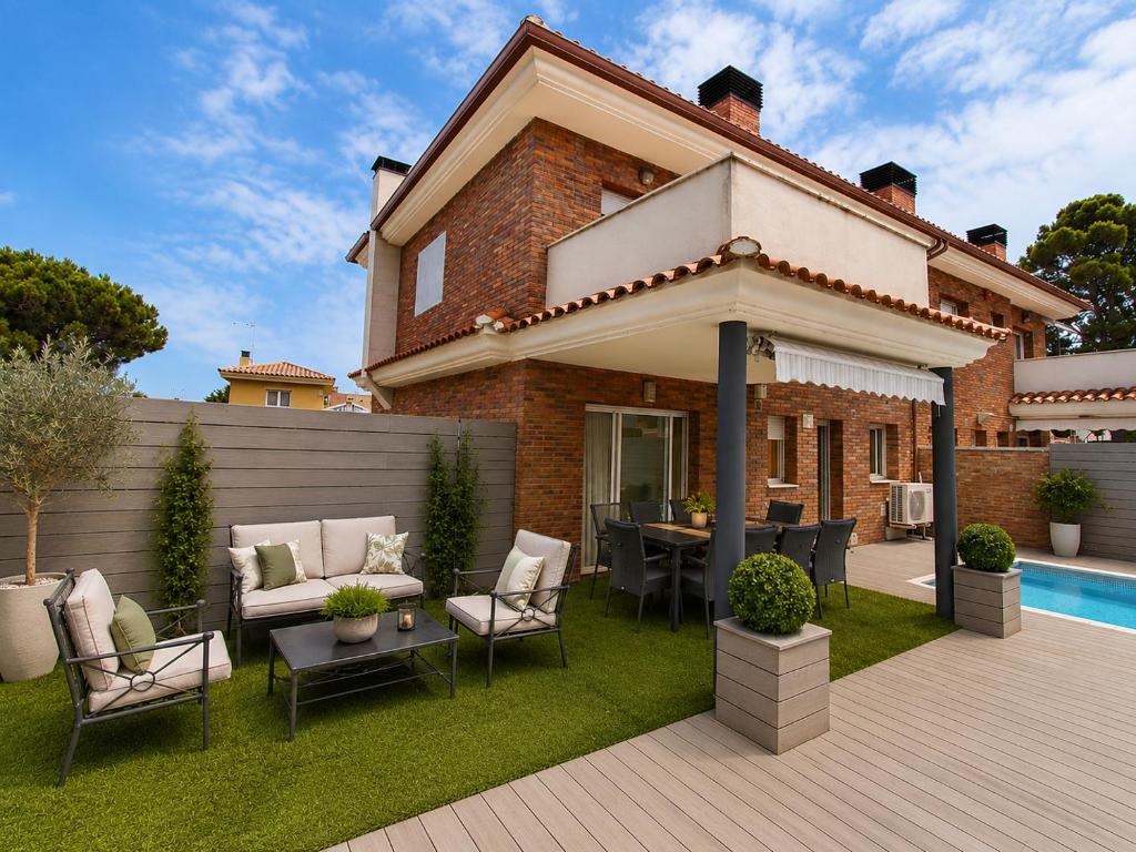 a house with a patio with a table and chairs at Dream Planetcostadorada in Salou