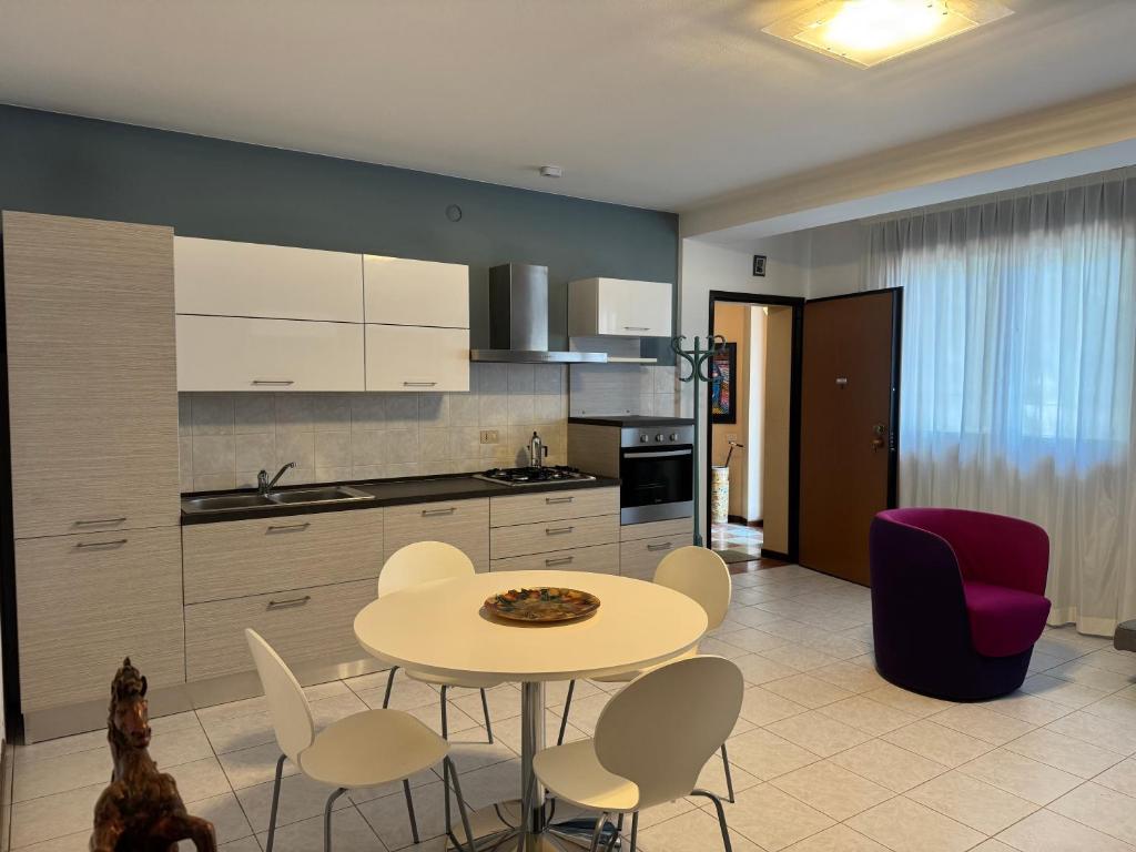 a kitchen with a table and chairs in a room at Casa Margot in Villaverla
