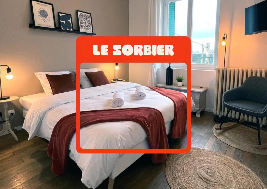 a bedroom with a large bed with the words le sorrier at Le Sorbier, Style Appart'Hôtel, vers la gare en centre ville de Nevers in Nevers