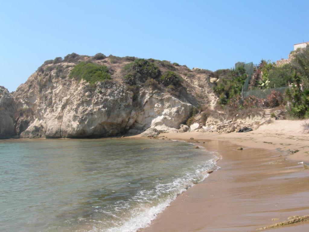 a view of the beach from the shoreline at Villino Irmgard in Butera