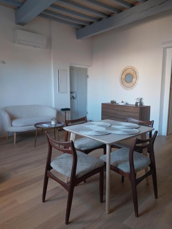 a dining room with a table and chairs at L'appartement de Sigrid in Pézenas