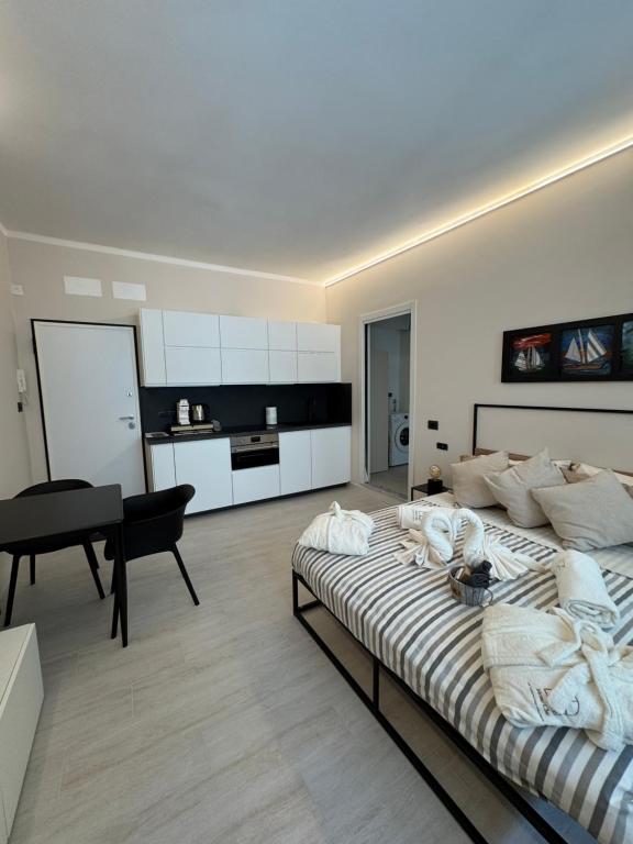 a bedroom with a bed and a table and a kitchen at Mono Chic by PortofinoVacanze in Rapallo