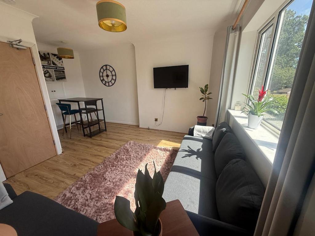 The Chessington Retreat - 2 Bed Home