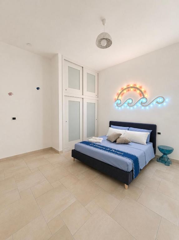 a bedroom with a bed in a white room at ladimoradiperseo in Giovinazzo