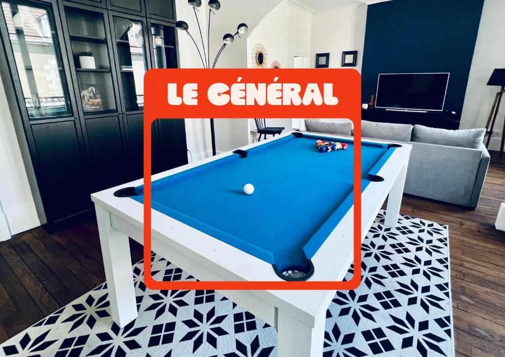 a pool table with a sign that reads us general at "Le Général" Appartement prestige proche gare, haut-de-gamme, avec billard et parking privé in Nevers