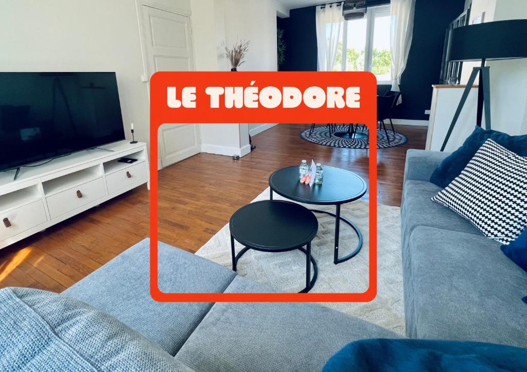a living room with a couch and a table at "Le Theodore" Appartement charmant proche gare avec place de parking devant, quartier très calme in Nevers