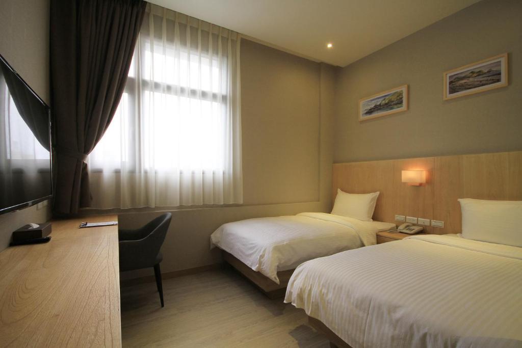 Postel nebo postele na pokoji v ubytování Hangkhau Hotel