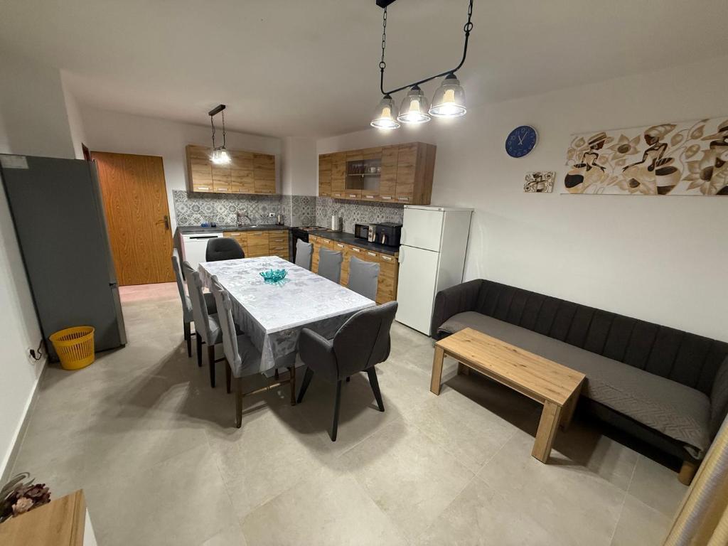 SeaWave Vodice, BIG apt for 8 near the beach!