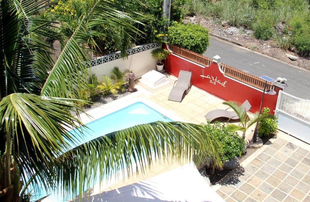an overhead view of a swimming pool in a backyard at Lariad BnB in Flic-en-Flac