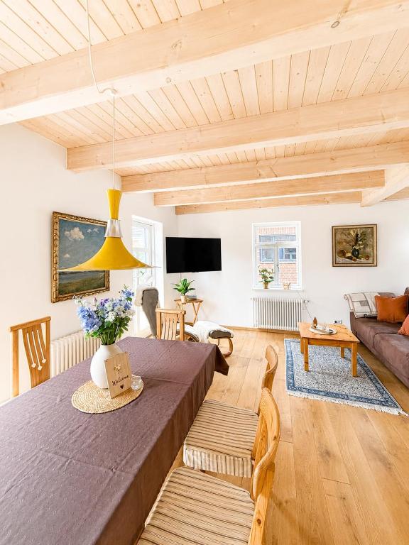 a living room with a table and a couch at Ferienhaus an der Lohheide in Walsrode