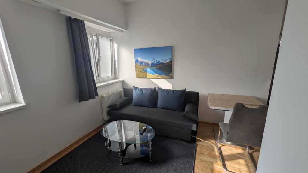 a living room with a couch and a table at Tor zur Weinstrasse, Smart & Einfach in Leibnitz