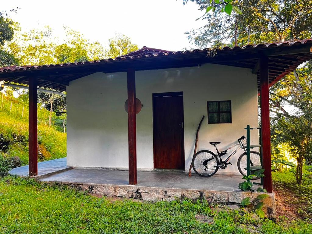 a bike parked in front of a small house at Sitio Viração in Bonito