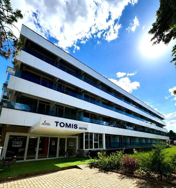 a building with a tonyns name on the front of it at Hotel Tomis Neptun in Neptun