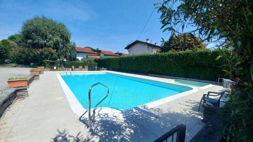 a swimming pool in the middle of a yard at Lesa Lake House in Lesa