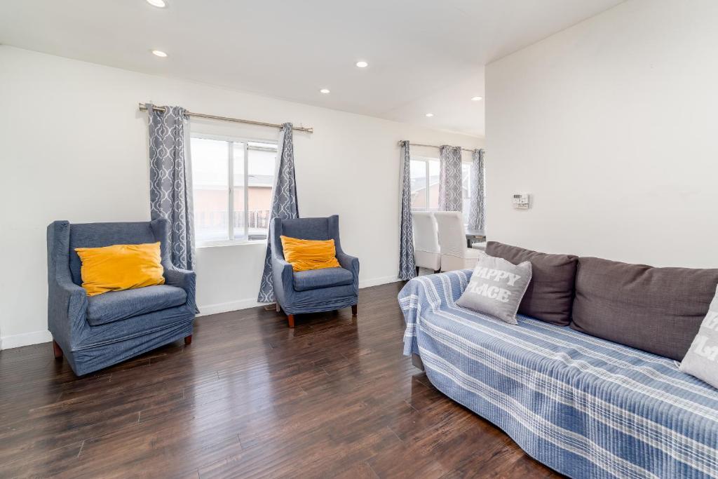 a living room with a couch and two chairs at SF City Inn free parking on site in Oakland