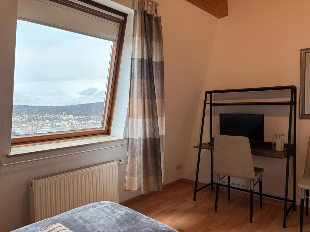 a bedroom with a bed and a desk and a window at Helles Maisonette Apartment, Balkon, all-in 5G in Gera