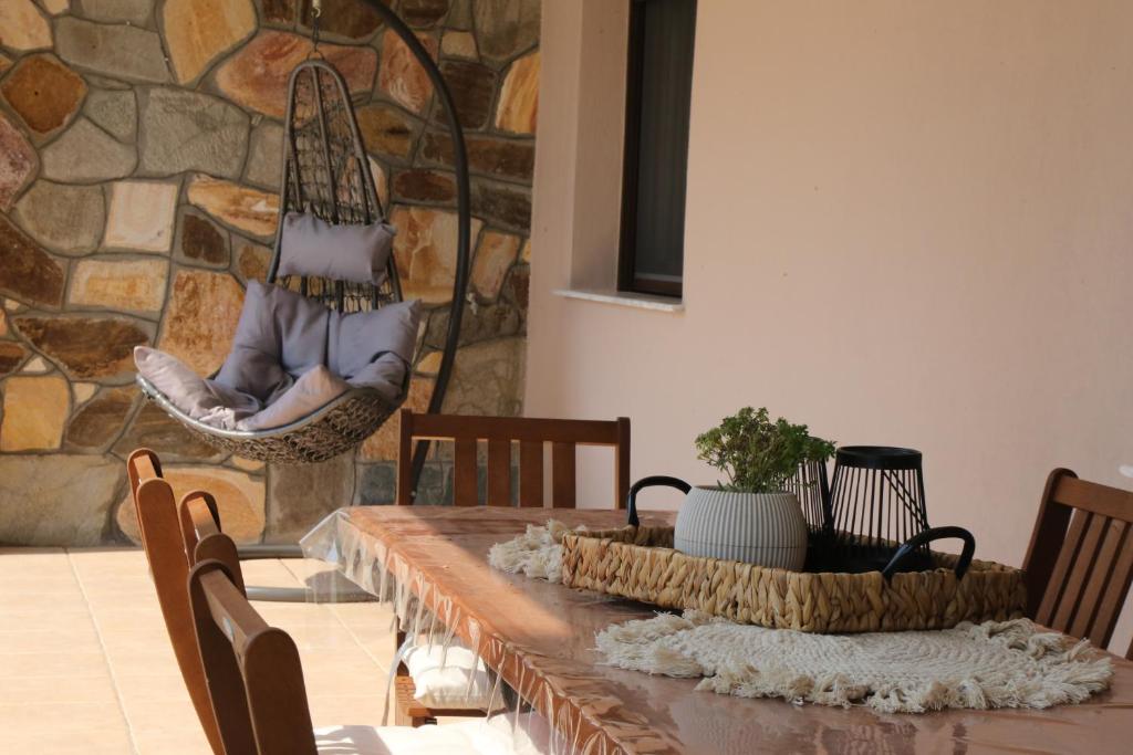 a dining room with a table and a person in a swing at MARIALENA HOMe in Petropiyí