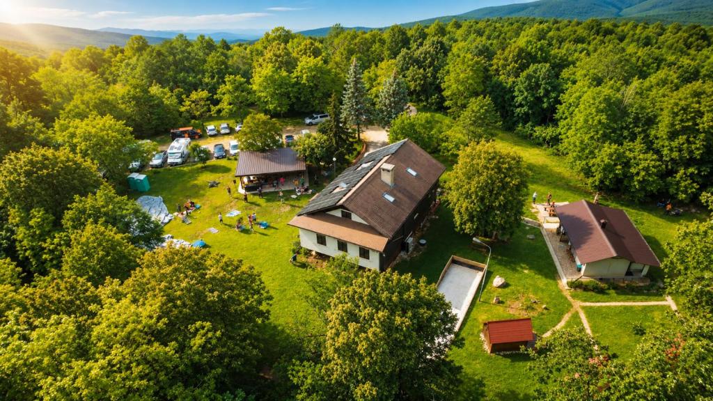 an aerial view of a house with a yard at Koča sredi gozda in Kanal