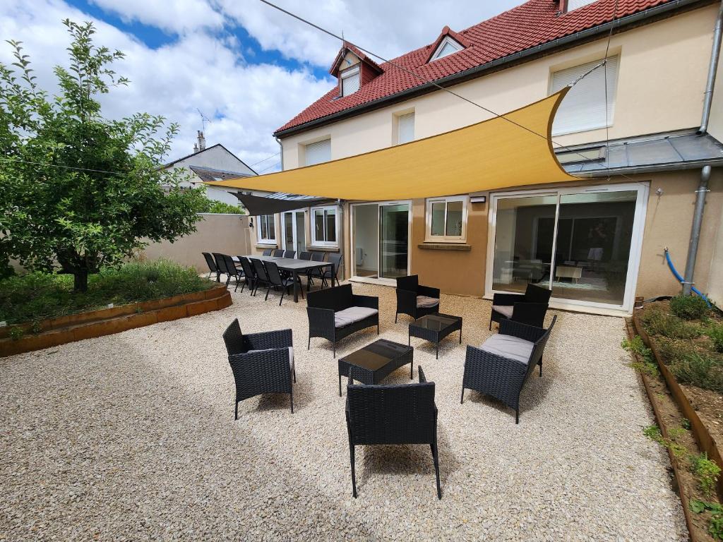 House with 9 Private Suites near Le Mans Circuit