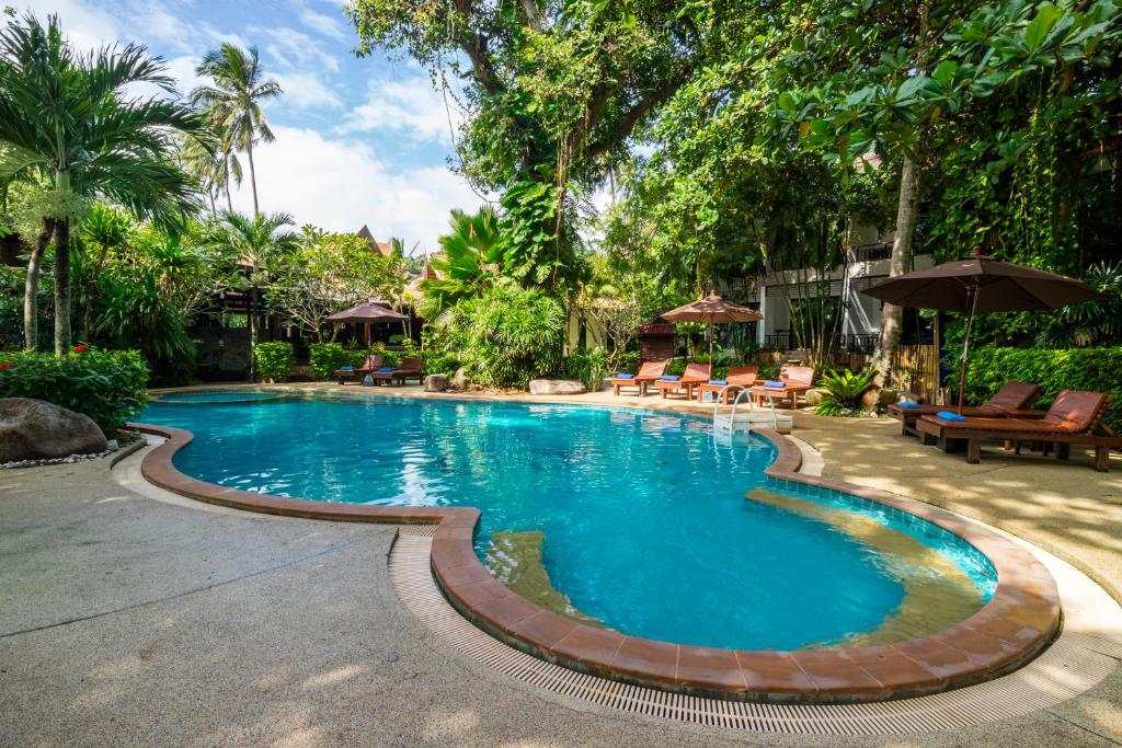 Der Swimmingpool an oder in der Nähe von Sunrise Tropical Resort