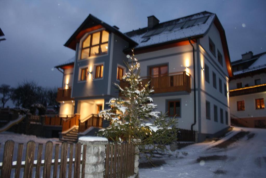 アイヒにあるFerienwohnung Menthofのクリスマスツリーが目の前にある家