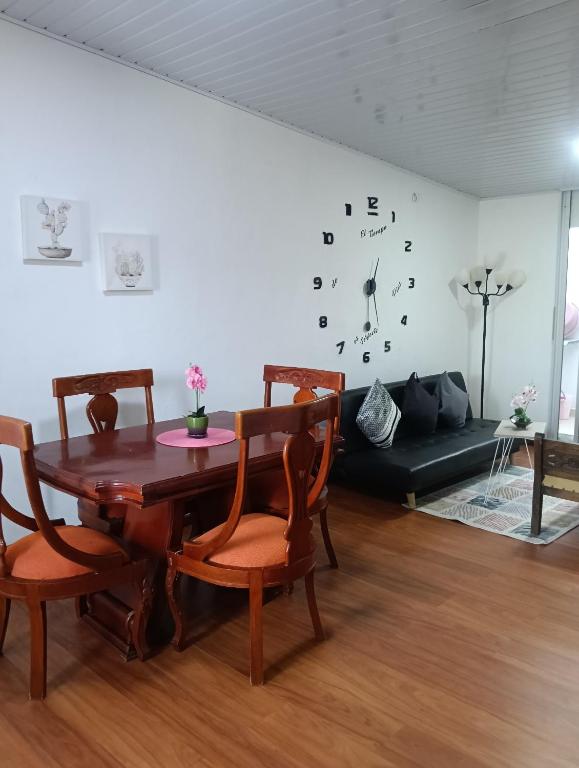 a living room with a table and chairs and a couch at Apartamento Victoria B in Ríohacha