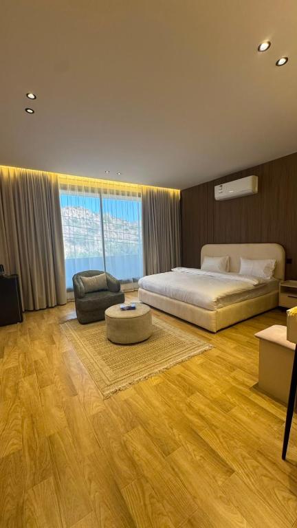 ein großes Schlafzimmer mit einem großen Bett und einer Couch in der Unterkunft رأس الشفا - OrbitNet in Al Shafa