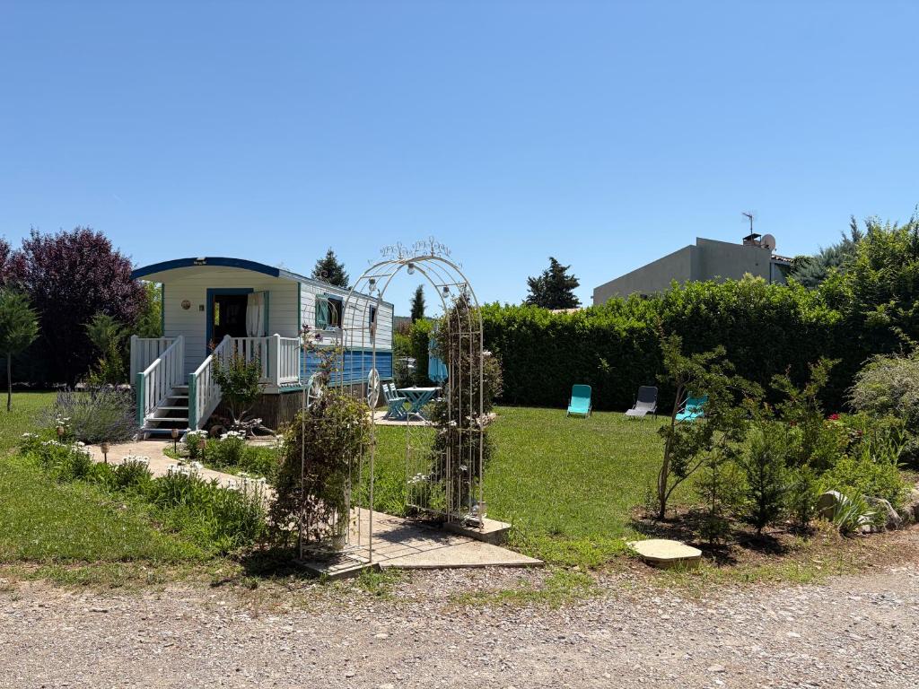 a garden with a house in the background at Roule hôtes in Montéglin
