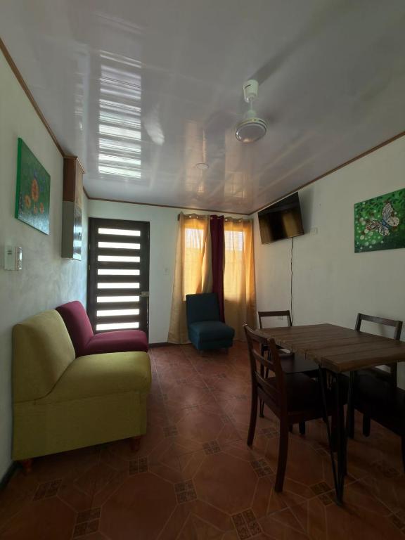 a living room with a couch and a table at Mi rinconcito en Liberia in Liberia