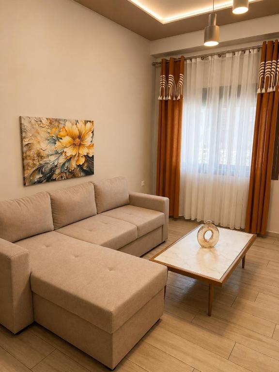 ein Wohnzimmer mit Sofa und Tisch in der Unterkunft Salvatore in Sykia