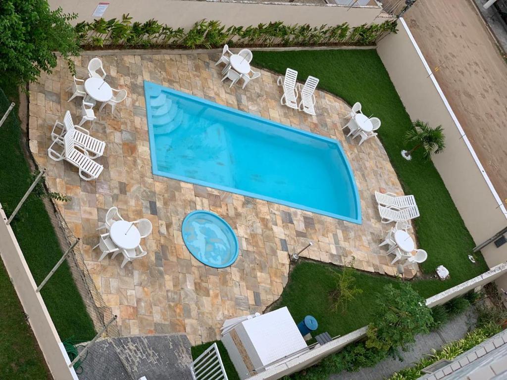 an overhead view of a swimming pool with lounge chairs at Studio 1202 Confortável, Piscina e próximo a praia! in Guarujá